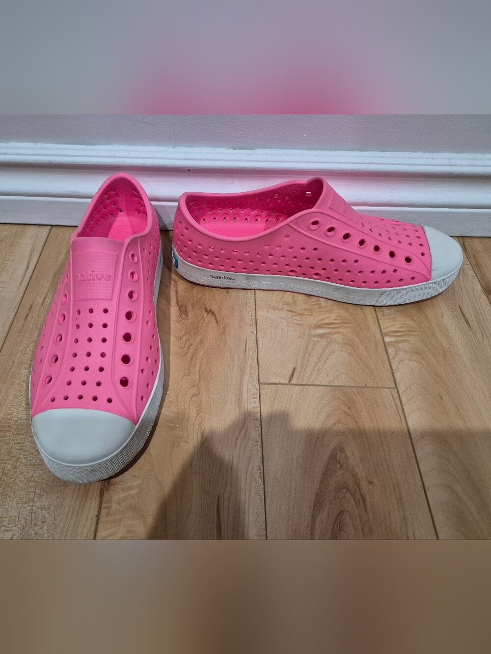 Native women's size 9 pink shoes